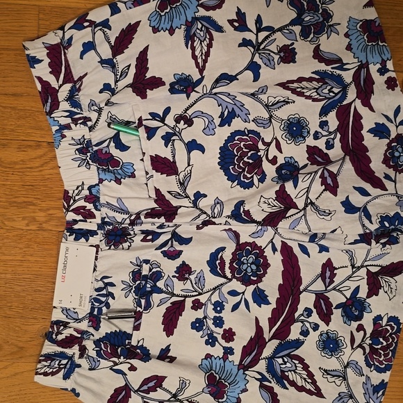 LIZ CLAIBORNE BRAND WOMEN'S PLUS SIZE WHITE AND BLUE FLORAL SHORTS SIZE 14 - Picture 7 of 14